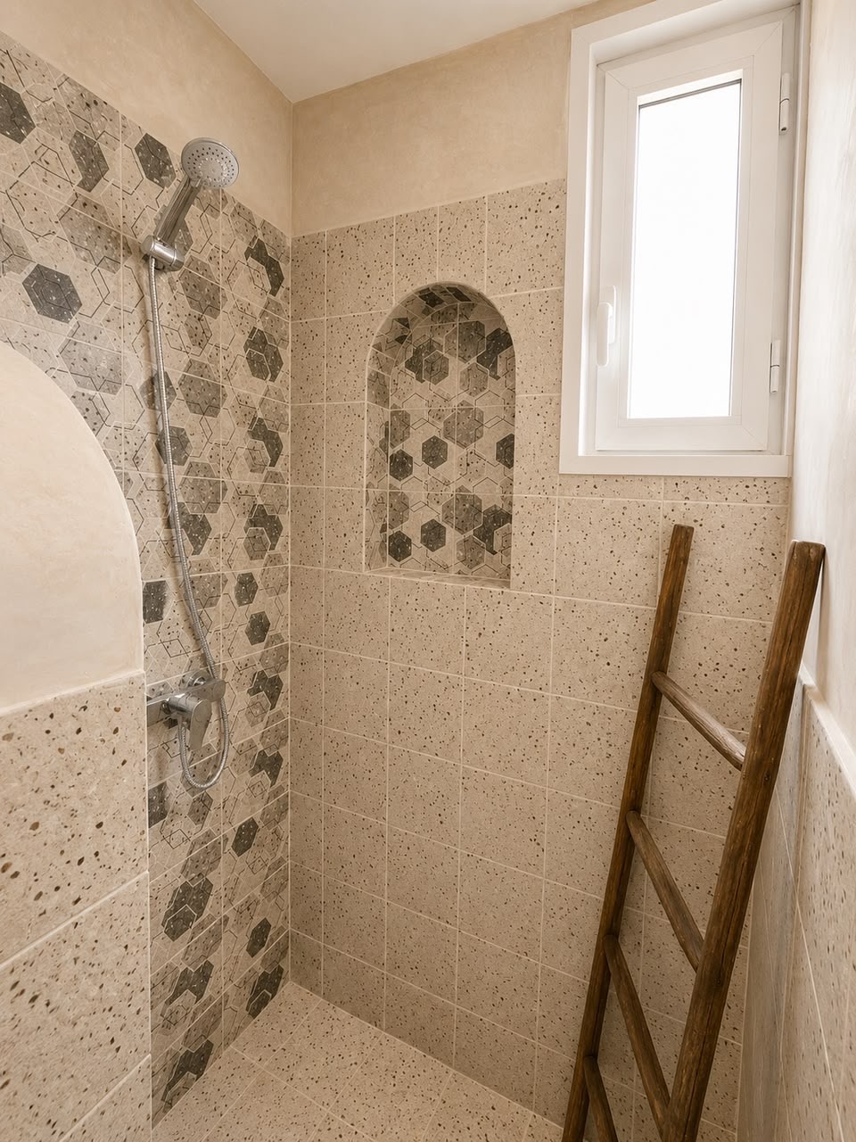 Walk-in shower with an arched tiled niche and a wooden ladder